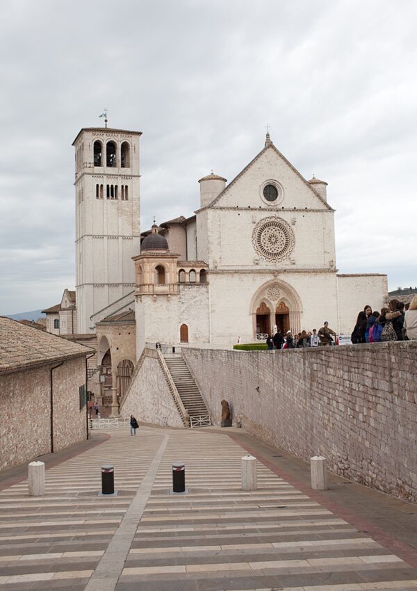 Journey of Doing - Click here for everything you need ot know about visiting Assisi for a few nights, including tours, where to eat, where to stay and more!