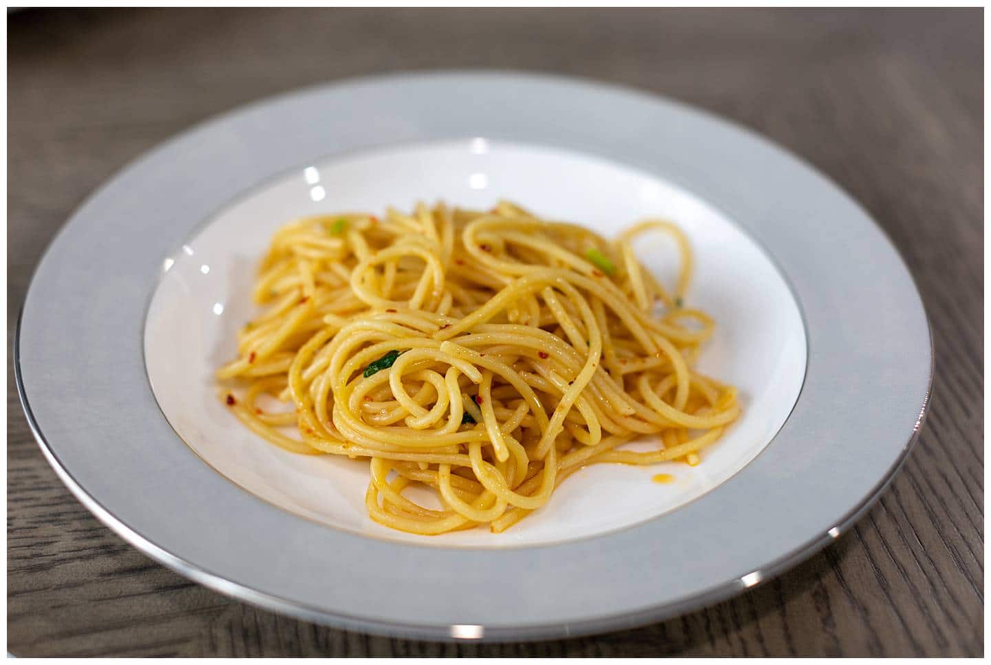 Click here for a quick and easy spaghetti aglio e olio recipe! This recipe is so easy that you probably have everything you need - no grocery shopping required!